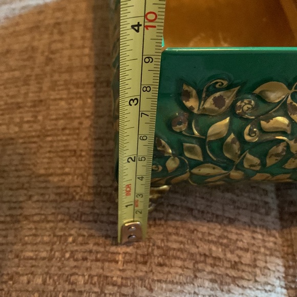 Rare Western Germany embossed, painted green, gold tin w feet and removable lid - Picture 11 of 12